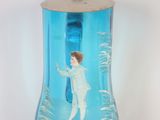 un vase bleu sur lequel est représenté un garçon