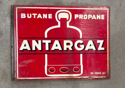 a red sign with a bottle on it that says antargaz