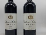 deux bouteilles de vin rouge posées l'une à côté de l'autre sur une table