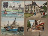 Plusieurs tableaux représentant des bateaux sont exposés sur un sol carrelé.