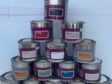 plusieurs pots de peinture sont empilés les uns sur les autres