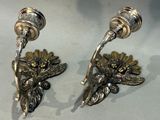 deux bougies posées sur une table