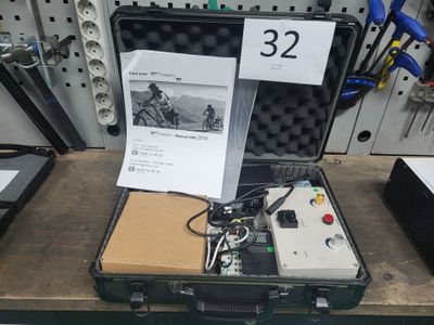 un étui contenant un petit appareil électronique