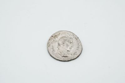 gros plan d'une pièce d'argent sur une surface blanche