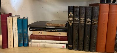 le nombre de livres qui se trouvent sur une étagère dans une pièce