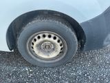 une camionnette blanche qui a un pneu crevé