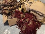 un tas de vêtements par terre, à côté d'un carton
