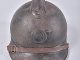 un casque posé sur une surface blanche