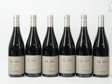 six bouteilles de vin rouge sont alignées