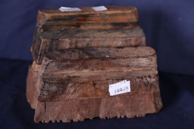 un morceau de bois sur lequel est accrochée une étiquette