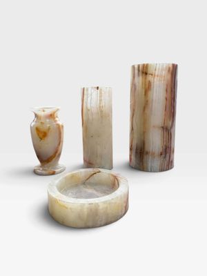 trois vases posés l'un à côté de l'autre sur une table
