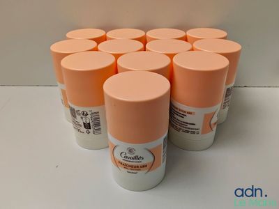 plusieurs tubes de crème solaire posés sur un plan de travail blanc