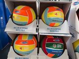 Des cartons de ballons de volley-ball sont empilés sur une table dans un magasin