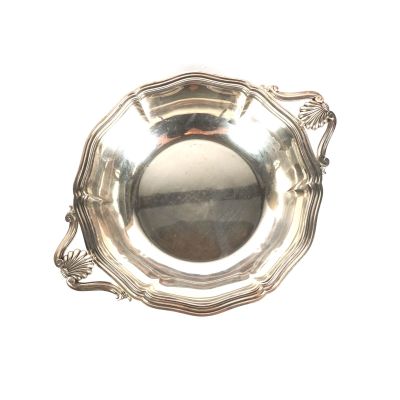 une assiette en argent munie d'une poignée