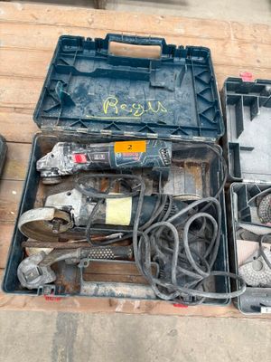 de nombreux outils dans une mallette posée sur une table en bois