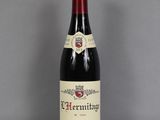 une bouteille de vin posée sur une table