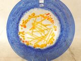 une assiette bleue et jaune ornée de fleurs jaunes
