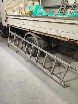 un camion équipé d'une échelle à l'arrière