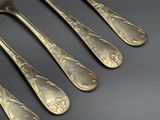 quatre cuillères et une fourchette sur une table