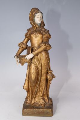 statue d'une femme tenant un panier de fleurs à la main