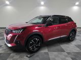 un SUV rouge garé dans une pièce au sol carrelé