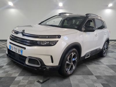 Le nouveau SUV Citroën est garé dans le showroom.