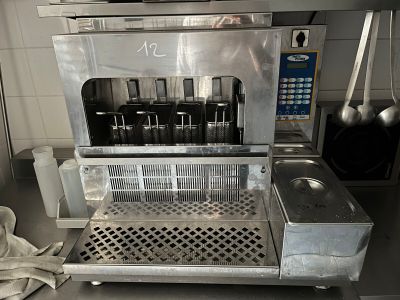 une machine posée sur le comptoir d'une cuisine