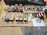 de nombreux types d'appareils électriques posés sur une table