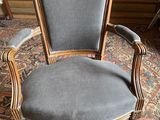 une image représentant une chaise dans une pièce avec un tapis