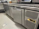 un plan de travail équipé d'un micro-ondes et d'un lave-vaisselle dans la cuisine