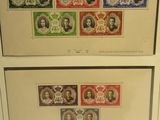 une photo d'une collection de timbres sur un mur