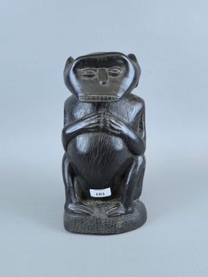 un gros plan d'une statue représentant un singe sur fond blanc