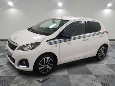 la voiture blanche est garée sur le sol à carreaux d'un garage