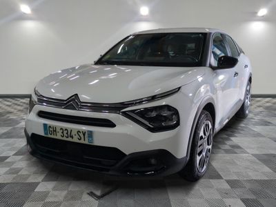 la photo d'une voiture blanche garée dans un garage