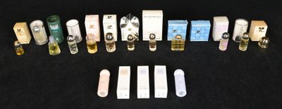 beaucoup de flacons de parfum posés sur une table