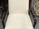 une chaise blanche qui se trouve dans une pièce