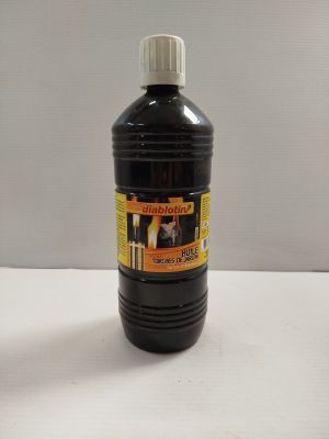 une bouteille contenant un liquide noir posée sur une table