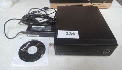 un lecteur DVD posé sur une table à côté d'un CD