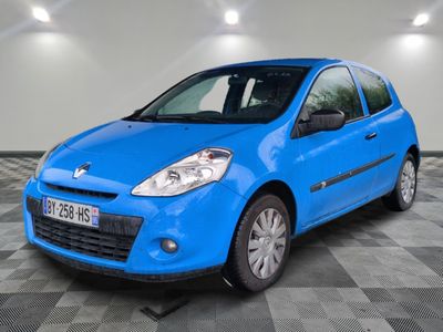 la photo d'une voiture bleue garée dans un garage