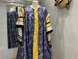 une photo d'une robe bleue et jaune exposée dans un musée