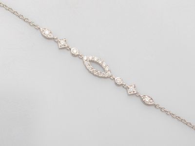 un gros plan sur un bracelet en or blanc serti de diamants