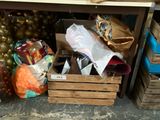 de nombreuses boîtes de décorations de Noël sur une étagère