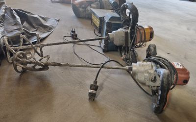 une machine posée sur le sol d'une pièce