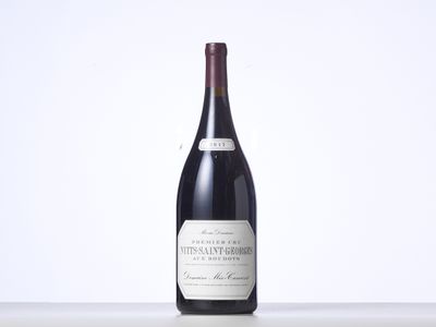 une bouteille de vin posée sur une table