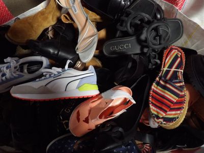 de nombreuses paires de chaussures qui traînent dans un sac