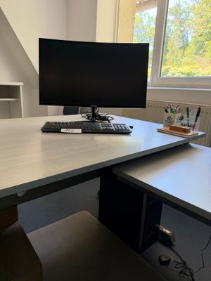 un bureau d'ordinateur équipé d'un clavier et d'un écran