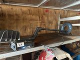 un objet métallique posé sur une étagère dans un garage