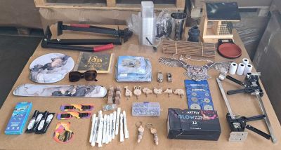 une table sur laquelle se trouvent de nombreux objets, notamment des ciseaux, des stylos, des ciseaux et d'autres objets