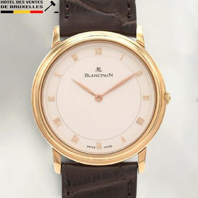 une image d'un gros plan d'une montre-bracelet avec des chiffres romains