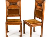 paire de chaises anciennes en bois avec des assises rembourrées de cuir